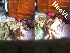 Tột đỉnh ! Quay lén thằng phòng bên đang địt người yêu